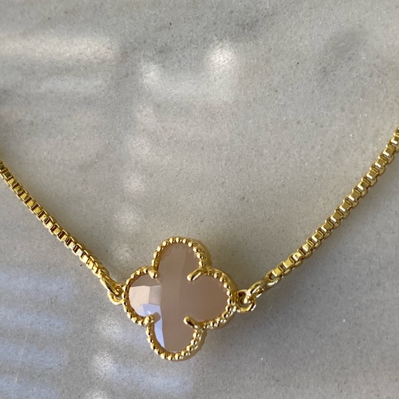 Dainty beige clover flower bracelet - Picture 4 of 4